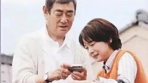 高仓健|英雄难过美人关，像高仓健这样的硬汉，最后依然拜倒在小田贵的石榴裙下！