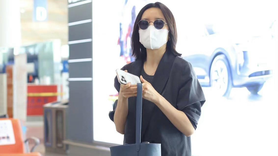 董洁|瘦得皮包骨！42岁董洁现身机场状态一般，休闲风打扮如同路人甲