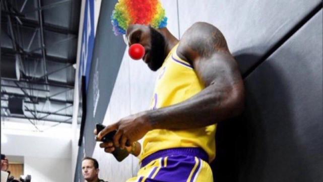 湖人队|老詹推特告别赛季！杨毅臭骂：湖人这阵容这战绩，NBA75年绝无仅有