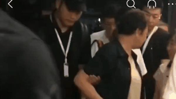 赵本山|太威风了！赵本山的丈母娘出行就像“老佛爷”