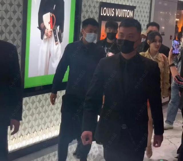 张柏芝|张柏芝现身商场，给观众打招呼很有礼貌，镜头拉近四十岁真容毕露