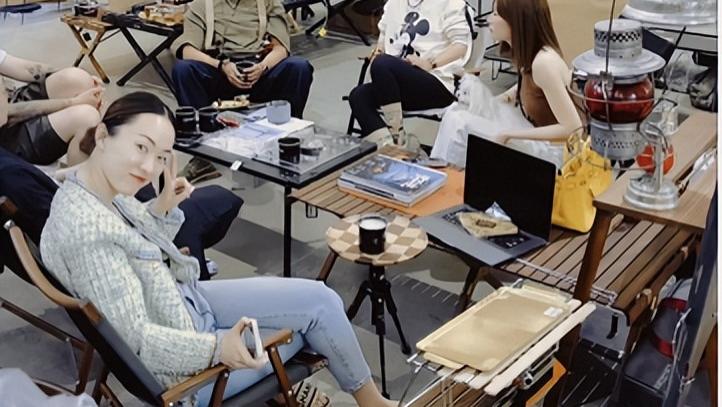 杜江|霍思燕杜江露营被偶遇！脚蹬7000元拖鞋好贵气，杜江头发太长显沧桑