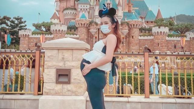 TVB|何雁诗挺大孕肚去主题乐园游玩 TVB小花陈滢和赖慰玲相陪玩耍