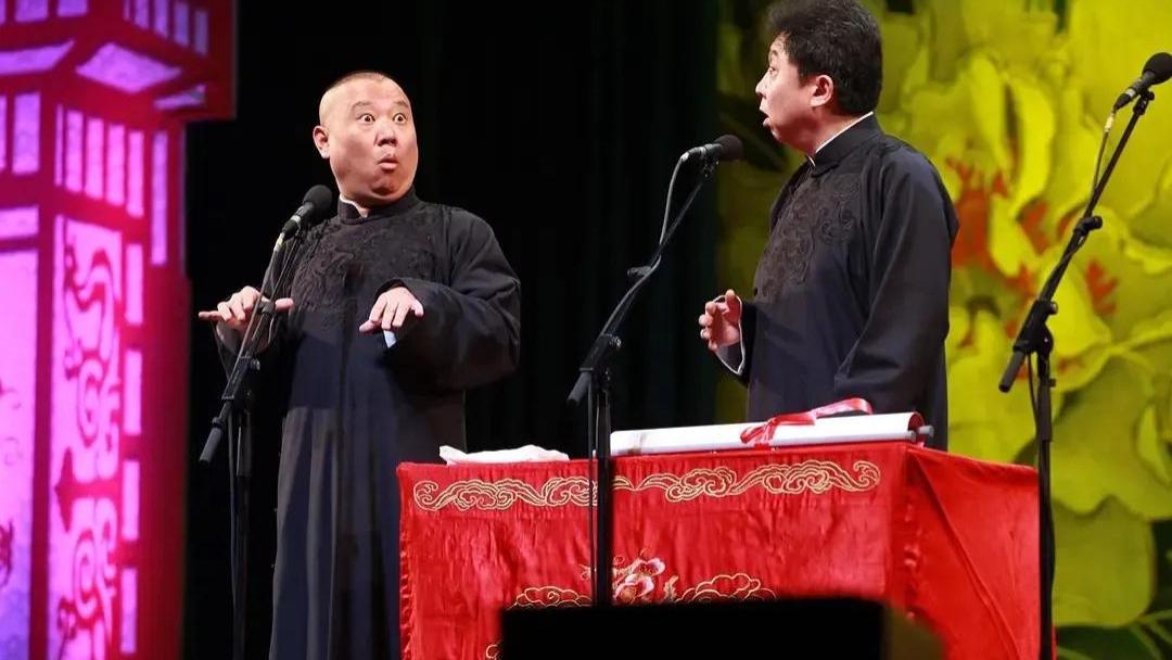 郭德纲|青岛大娘感动了全国网友，郭德纲助理乞讨还骂街，做人的差距太大