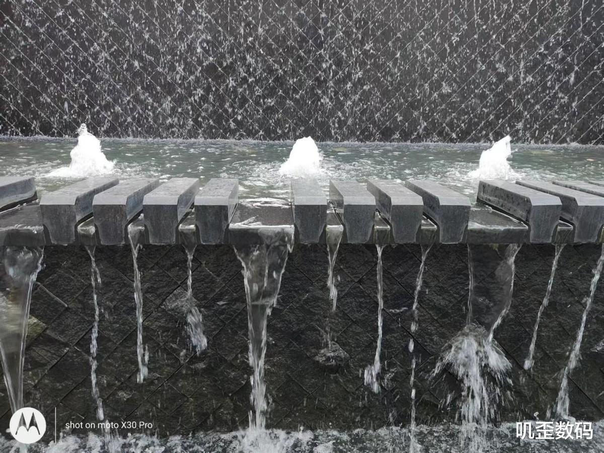 |moto X30 Pro体验:全球首发2亿像素超大底CMOS,手机影像新突破!