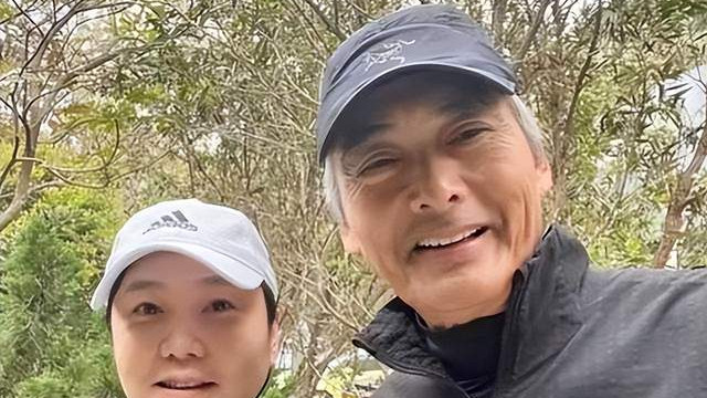 周润发|67岁周润发罕见公开露脸，满头的白发和皱纹，胸肌下垂十分显眼