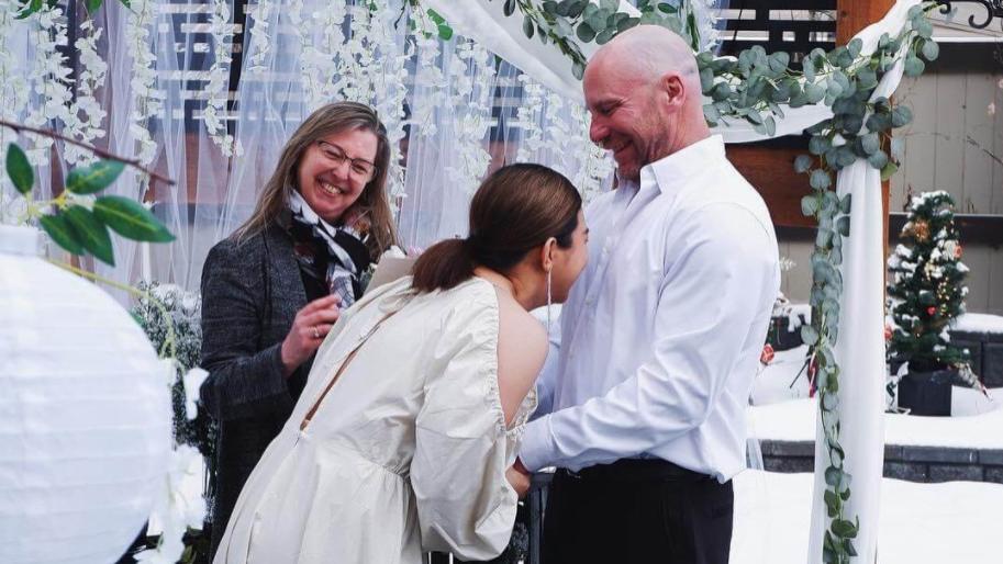 邓小巧|32岁女星嫁洋男友！借朋友花园简单办婚礼，收入低长年靠家人接济