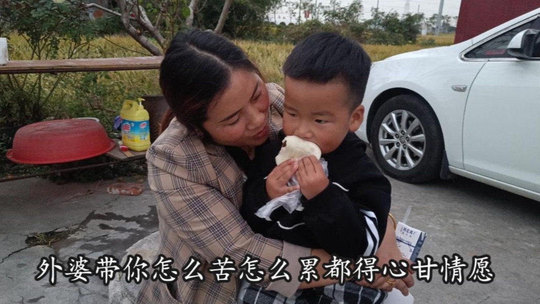 远嫁女儿带娃回娘家，天天被人骂，妈妈的一番话让人心酸感动！