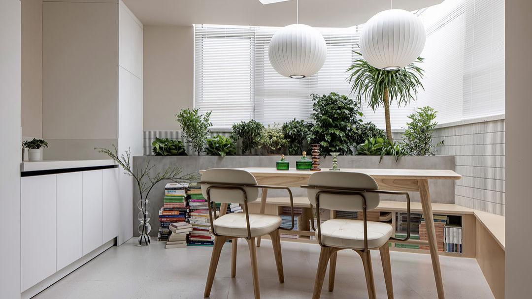 这对大学老师，把餐厅放在阳台就圈了好多粉，再开个天窗，美极了