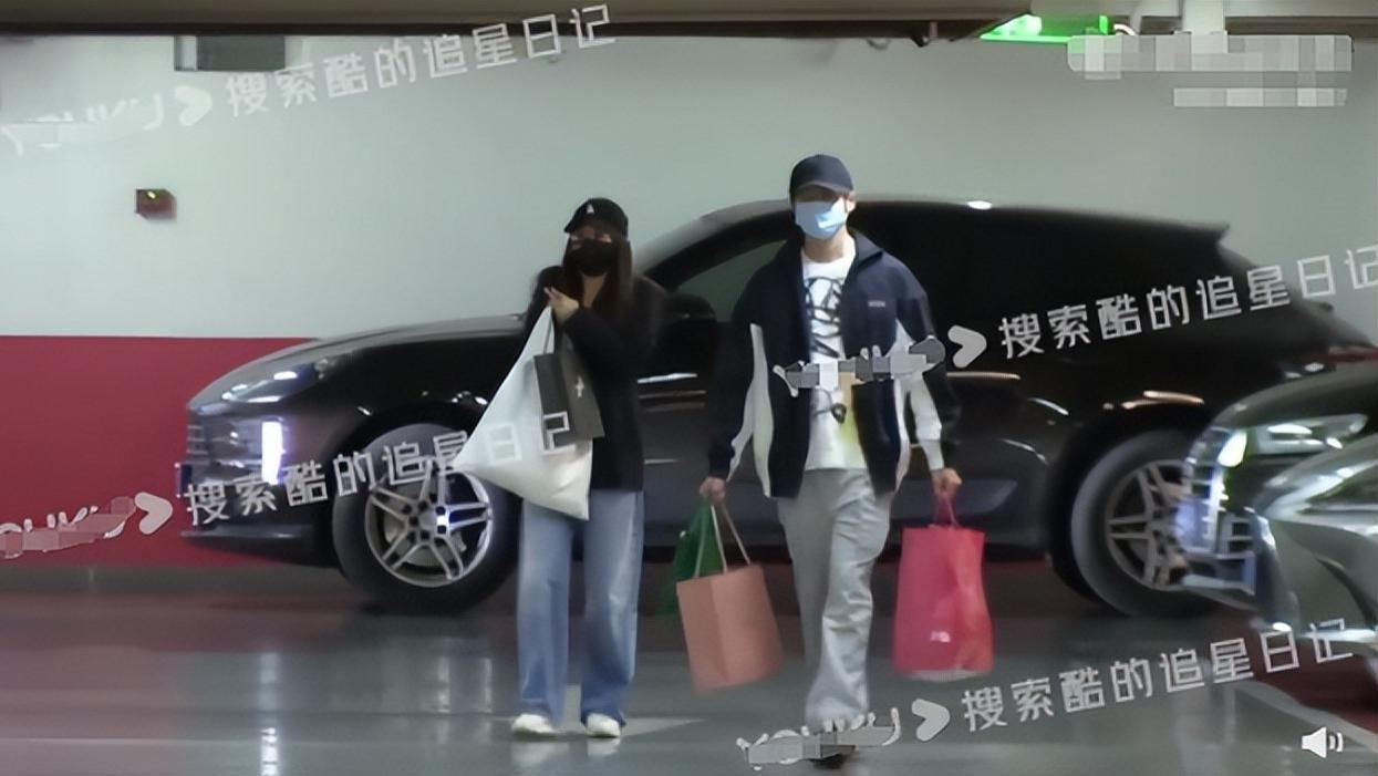 孙艺珍|感情稳定！张含韵携佟梦实牵手看展，购完物后回女方香闺疑已同居