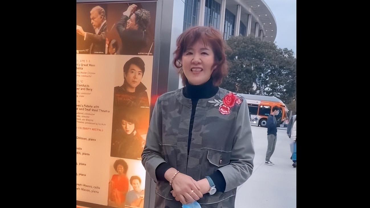 郎平|变胖了！郎平美国看郎朗演奏会：烫卷发很时髦，郎朗吉娜显娇小