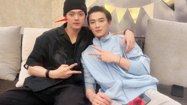 陈亚男|27岁许凯庆生照眼袋抢镜，疑因喝酒笑到模糊，C位景甜法令纹明显