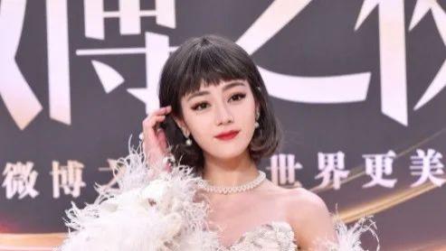 迪丽热巴|娱乐圈4位“洋娃娃”女星: 比演技更“木头”的，是灵魂