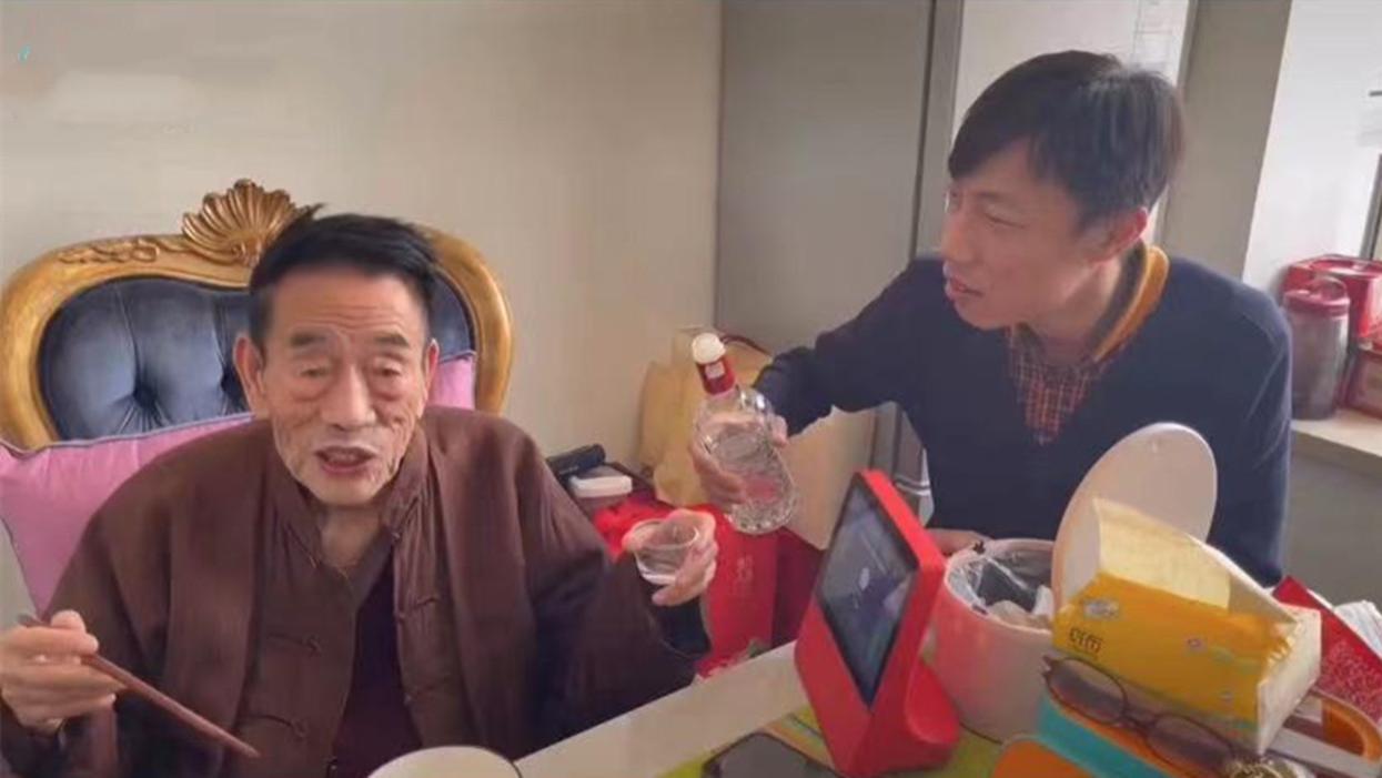 杨少华|90岁杨少华双手颤巍仍拼酒肉！三代罕见同堂，长孙孝顺外形高大