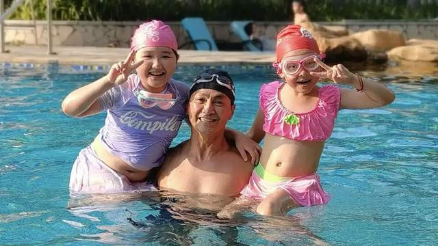 何家劲|62岁展昭何家劲首晒娃！高举俩女孩臂力惊人，至今未婚自曝有女儿