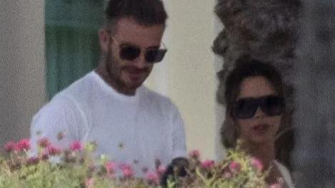 维多利亚·贝克汉姆|贝克汉姆高调抵达女方家，贝嫂晒与新儿媳合影，小七当伴娘心情好