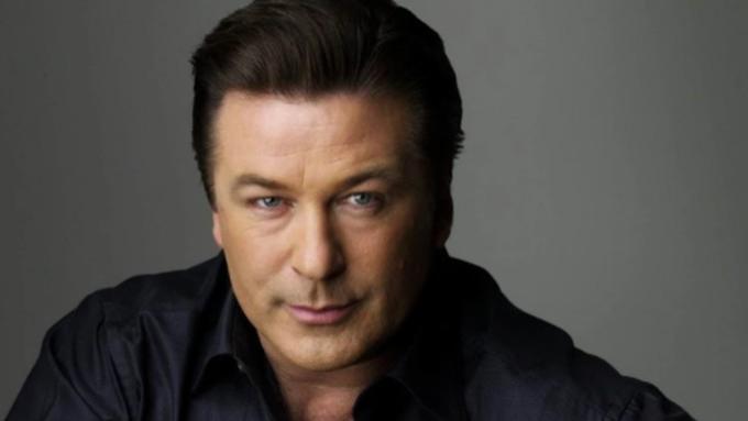 预产期|63岁男星亚历克第8度当爸！小26岁二婚娇妻晒全家福，宣布怀7胎