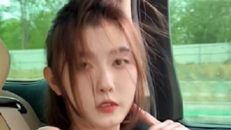 |2141W粉聂小雨露香肩兜风，腰间赘肉明显惹争议，网友：土拨鼠