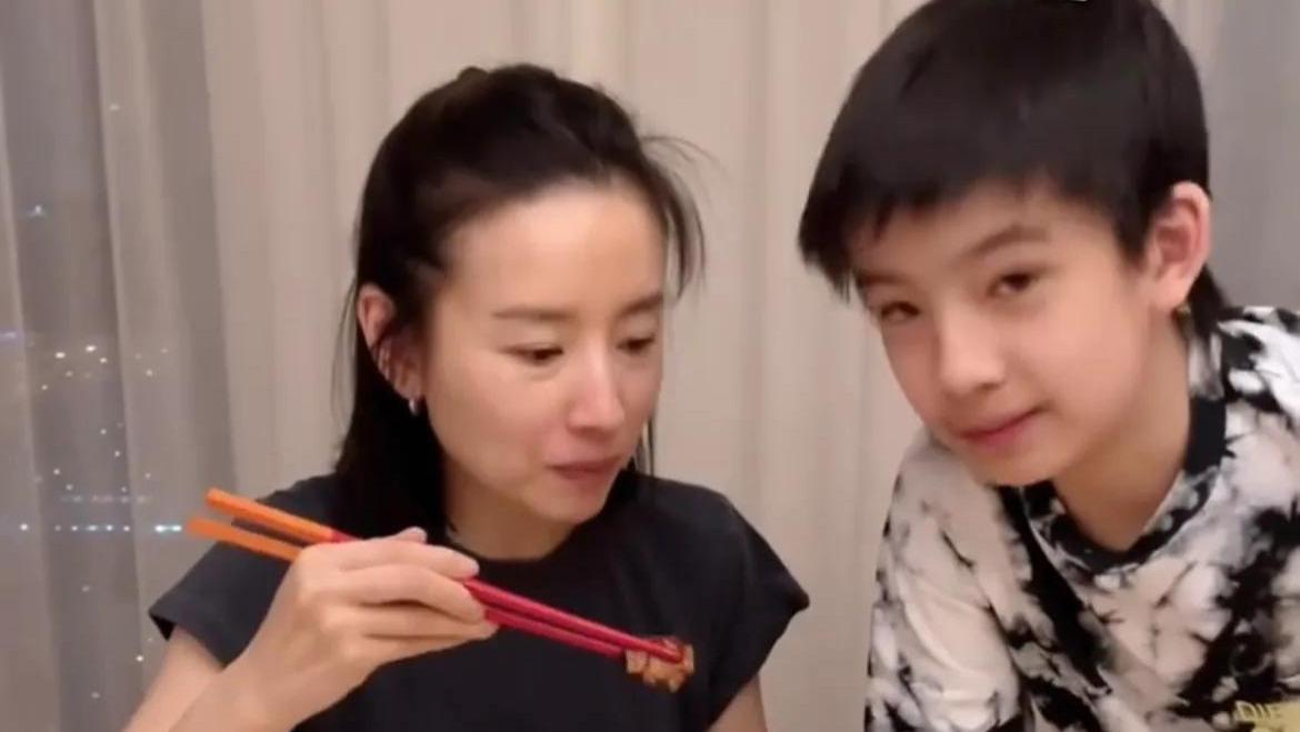 董洁|董洁为儿子下厨，13岁顶顶帅气出镜大赞妈妈厨艺好，母子互动温馨