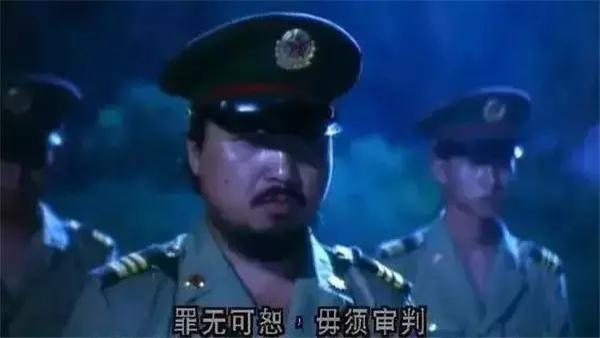 周星驰|还记得《国产凌凌漆》中星爷用100元人民币收买的警察吗？