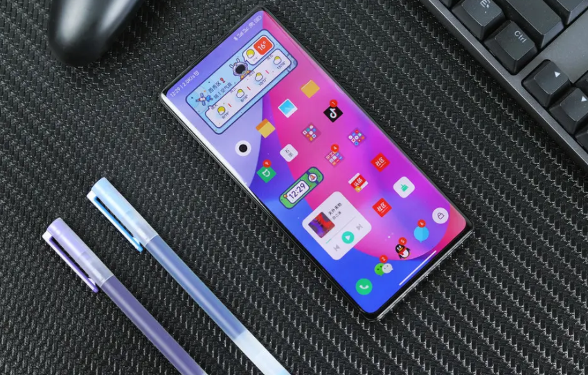 小米科技|手机厂商喜欢尝试各种屏下手机,折叠屏手机能给人带来新鲜感