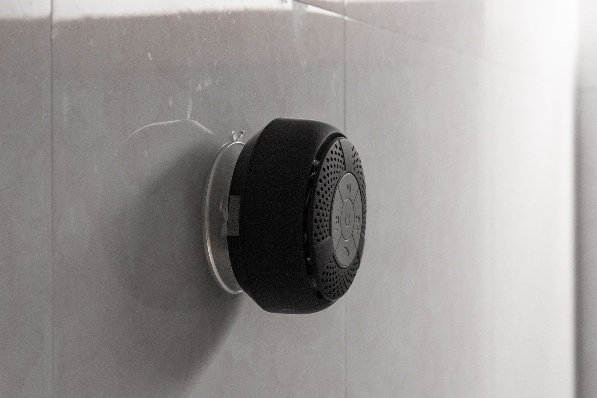 摩托罗拉|热爱生活、热爱音乐,TT-SK03吸盘式蓝牙音响让音乐无处不在。