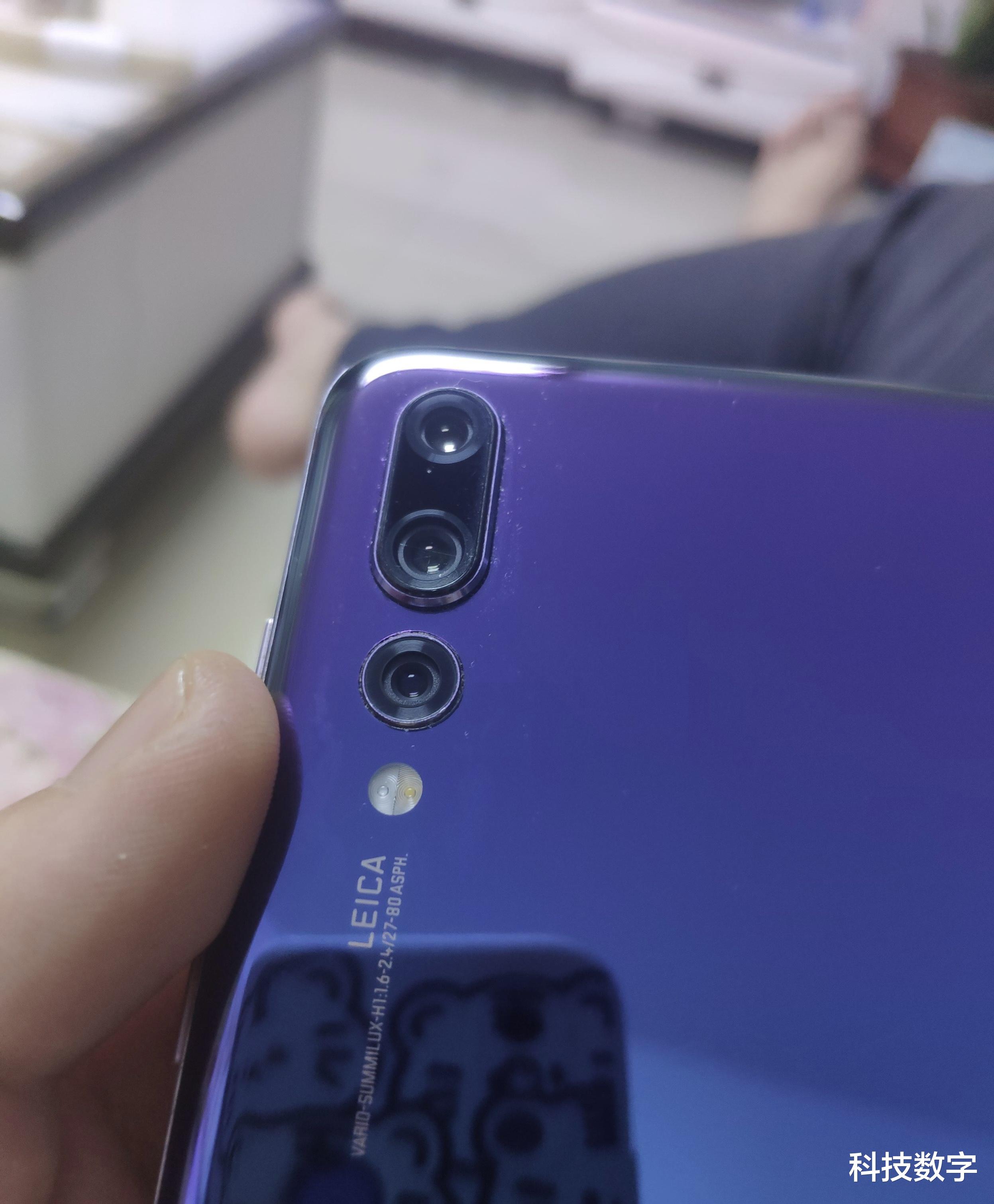 iPhone|无意中翻到吃灰已久的华为P20，极光色真的好看