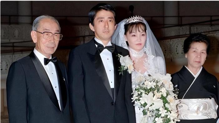 安倍晋三|安倍晋三家中灵堂被曝光，遗照上的安倍穿白衬衫面带微笑，天皇夫妇到场悼念