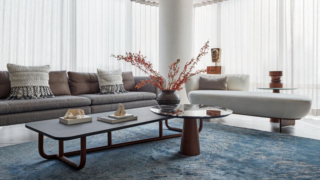 看到他家150㎡大平层，明白现代风不愧这么火，客厅两面墙全开落地窗