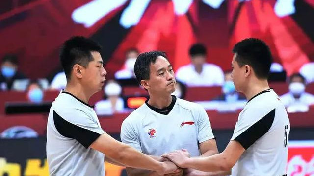 广东男篮|胡吉连续4次错判针对广东，曾送给杜锋3秒2T，季后赛或再遭针对