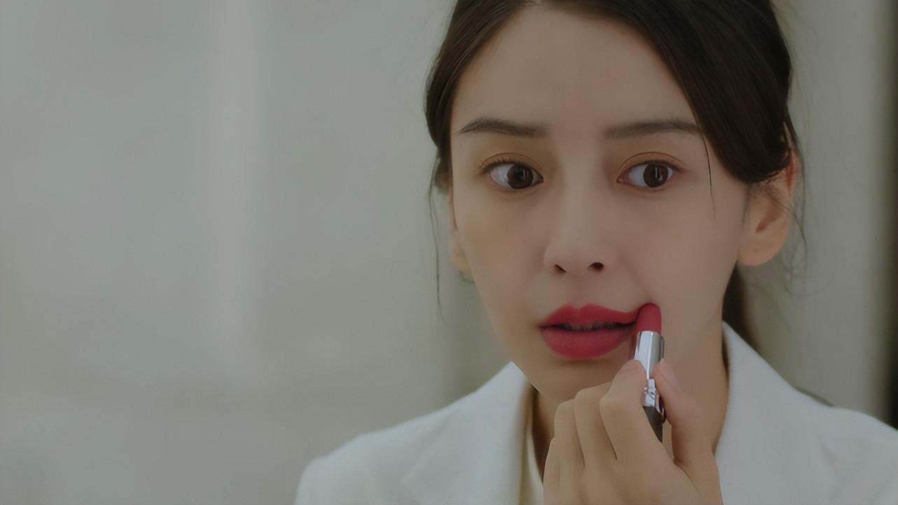 爱情应该有的样子|《爱情应该有的样子》开播，baby微笑唇皮笑肉不笑，让人有些出戏