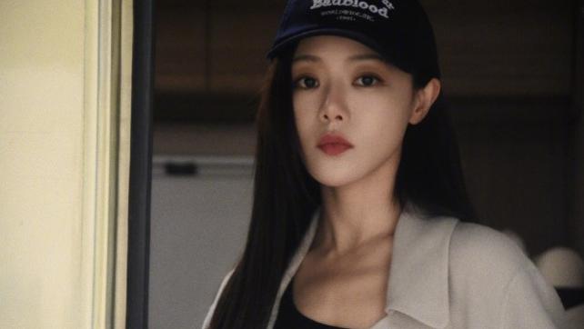 邓家佳|“小姨妈”邓家佳晒照秀窈窕身材，颜值在线，撩人腹肌抢镜