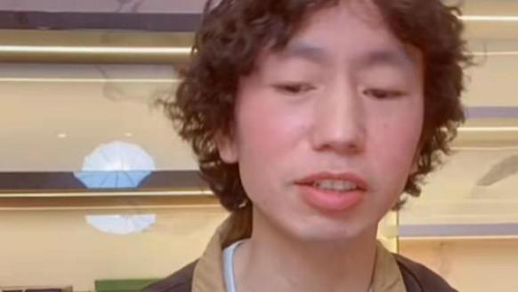 庞麦郎|庞麦郎直播唱《突然的自我》全程不着调，被新经纪人保姆式照顾！