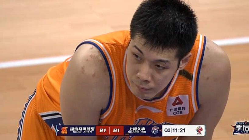 上海男篮|罕见！上海男篮遭打击，主力大将6分钟5犯，李春江表情凝重+无奈