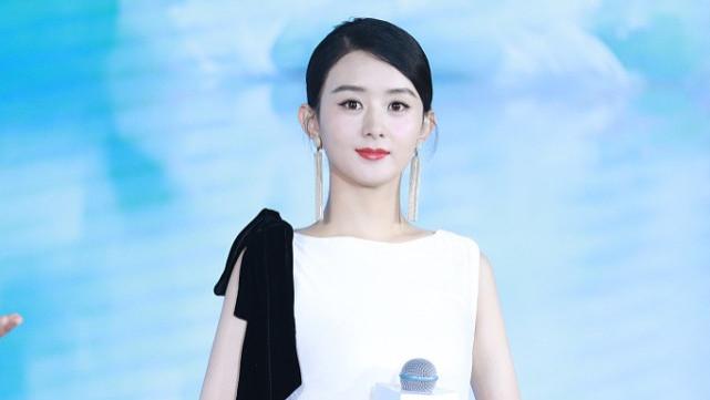 赵丽颖|赵丽颖虽然长着娃娃脸，但气质好知性，穿黑白长裙很有女强人的范