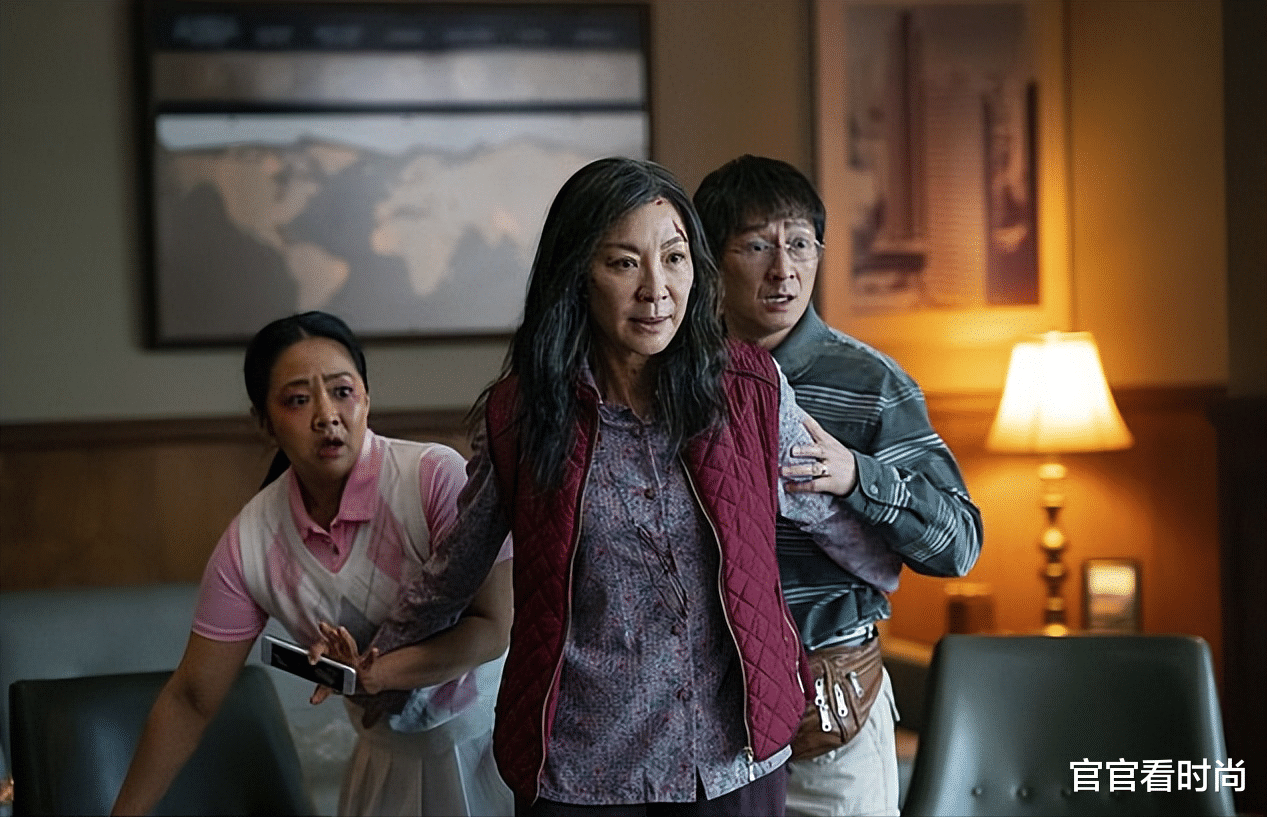 杨紫琼最新电影备受好评，身着色彩斑斓的亮片礼服亮相国际电影节