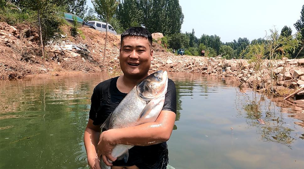 实拍-预洪河道停水'巨物'聚集小水坑，小伙水下追逐大战真是刺激