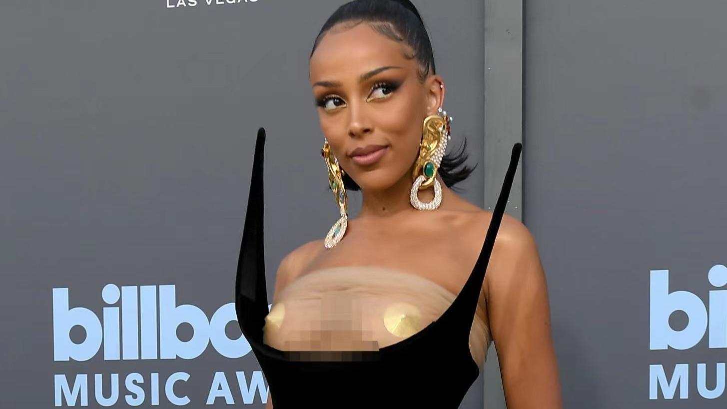 明星|豆荚猫穿Daniel Roseberry走红毯，不自带武器都不好意思出门