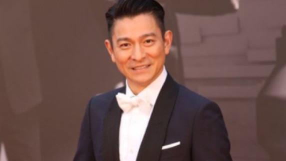 刘德华|刘德华给他颁奖却遭无视，黄子韬在旁都觉尴尬，后被全网抨击