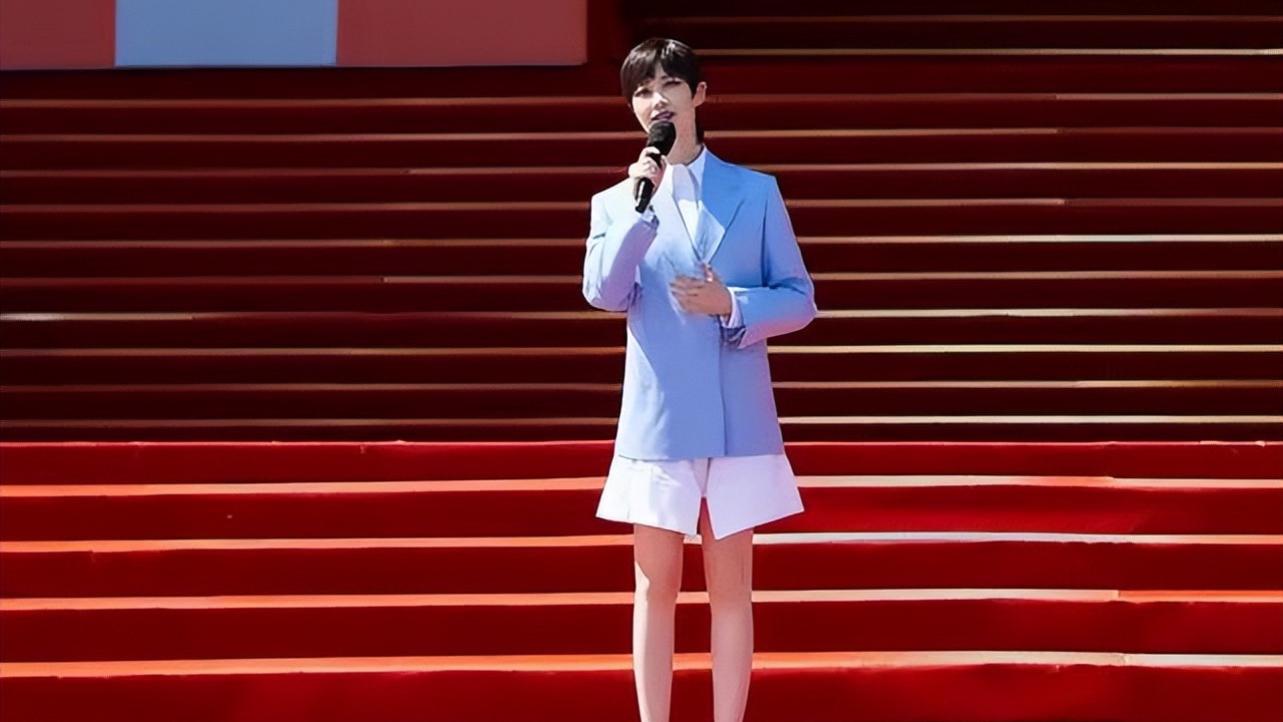 李宇春|李宇春告别假小子打扮，穿西装把衬衫当裙子穿，双腿修长有女人味