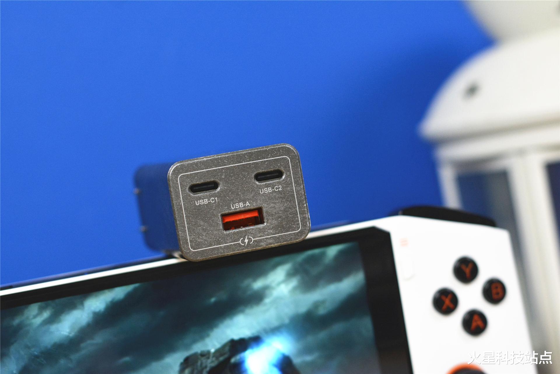 达尔优|努比亚推出变形金刚战损版充电器:65瓦功率,能给三个设备一起充电