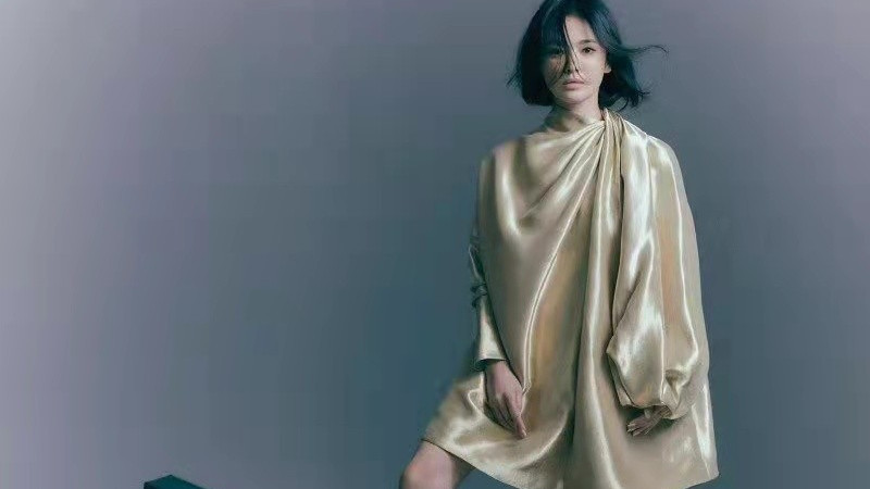 罗美薇|40岁宋慧乔罕见翻车！穿宽松裙五五分身材全暴露，颜值输给孙艺珍