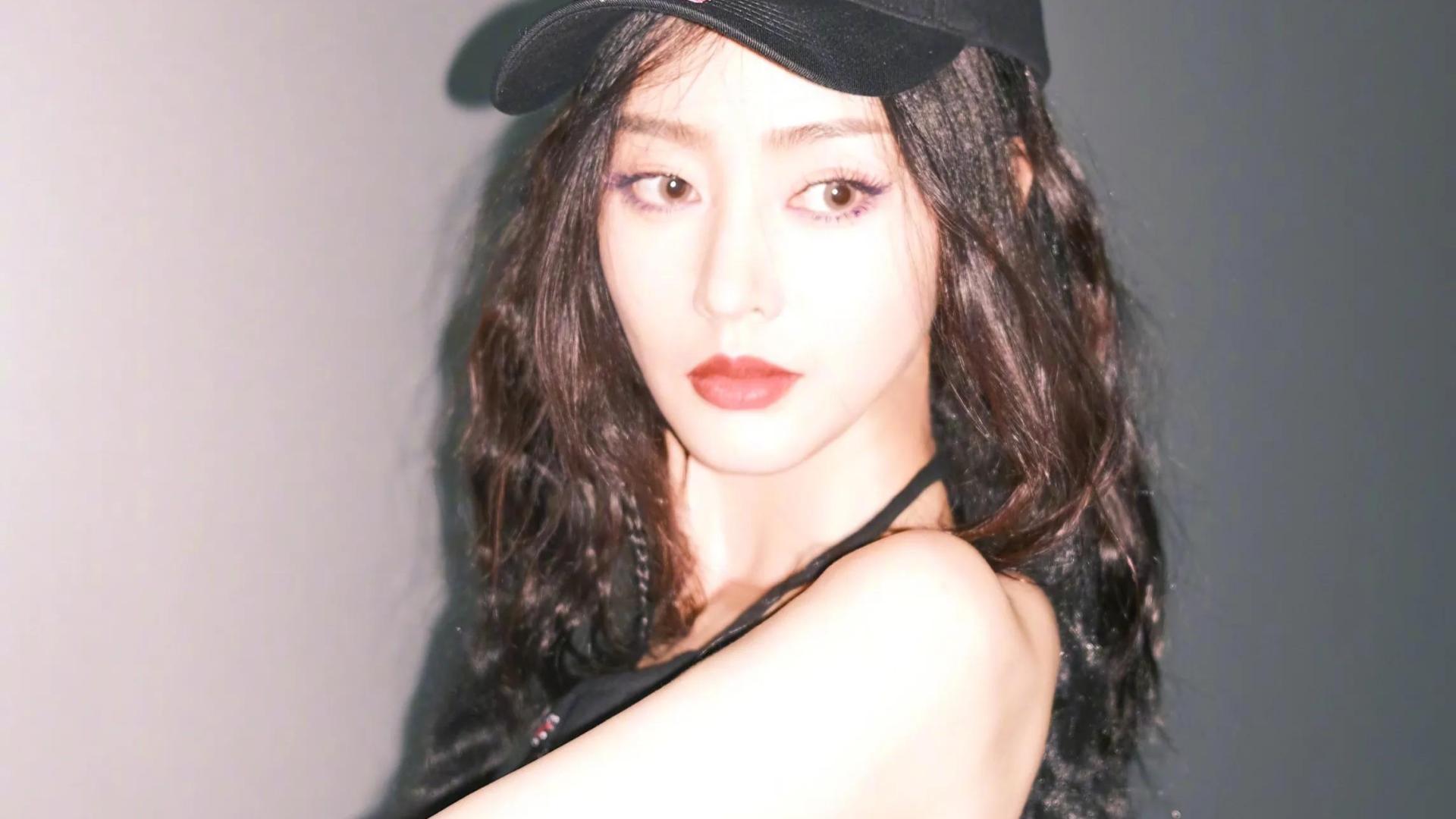 张天爱|张天爱自曝五音不全唱歌需用笔记标注，网友：这是加密版武林秘籍