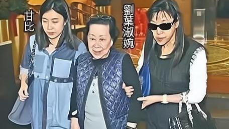 街拍|五官土气，身材肥胖，这5位素人是怎么打败女明星成功嫁入豪门的