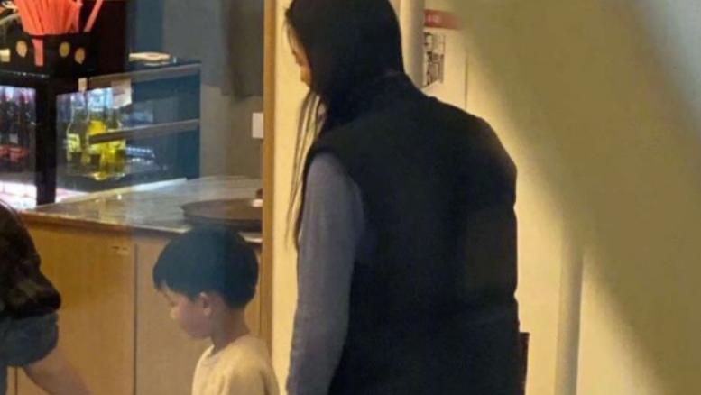 全智贤|全智贤带娃现身韩国富人区，背5万奢侈包，菲佣伺候，帅气儿子手表价格超六位数