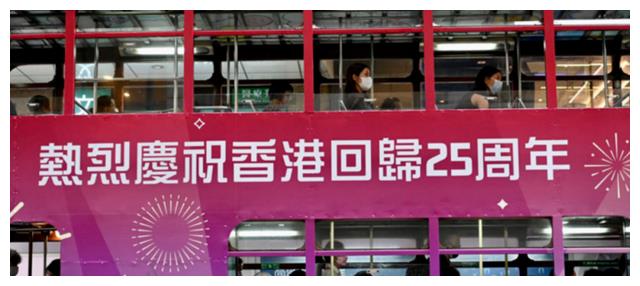 周星驰|众星庆香港回归25年，叶倩文、周星驰白头，陈小春粤语读古诗