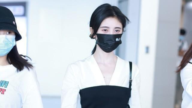 鞠婧祎|鞠婧祎穿件衬衫都挺扎眼，配黑色抹胸秀出腰身，配短靴真挺瘦的