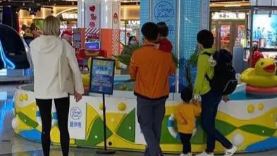 撒贝宁|撒贝宁夫妇带2岁龙凤胎逛商场，女儿一头浓密黑发，儿子长高不少