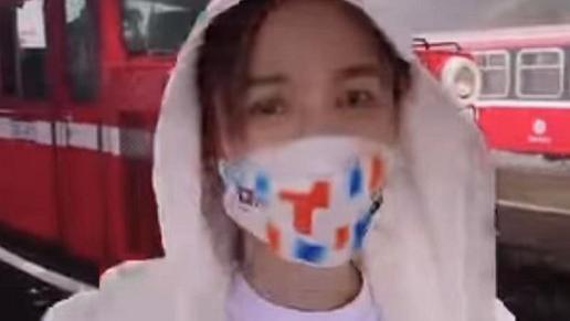 陈乔恩|43岁陈乔恩淋雨玩耍，蹦蹦跳跳似小女孩，Alan掌镜为老婆拍照超宠