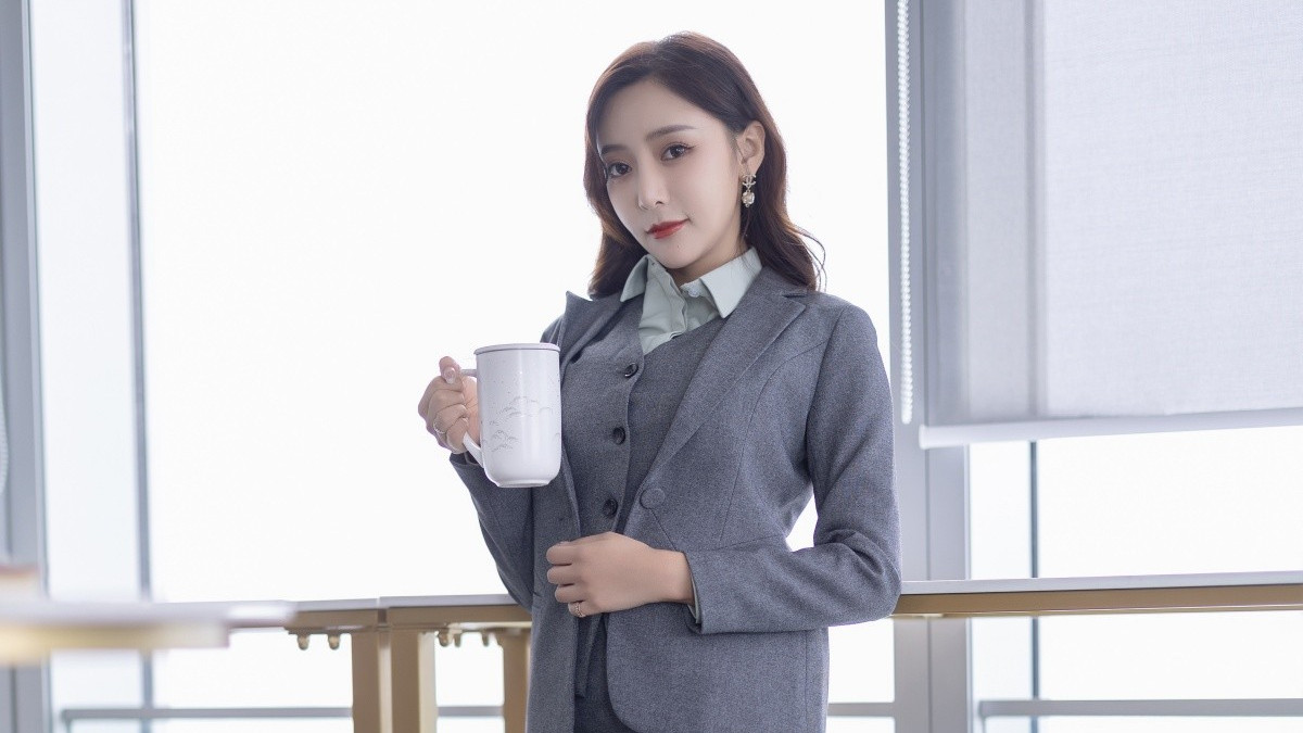 鞋子|职场女性试试这些干练的“西装”搭配，时髦又有气场